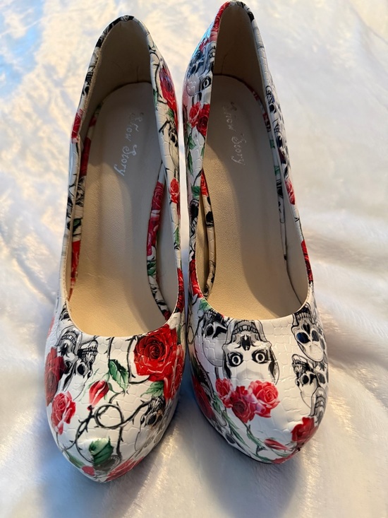 Women’s Show Story Skull & Red Rose High Heel Pump - Picture 3 of 11